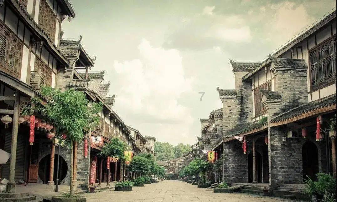 扫地机无法回家发消息告状，妹子查看后：坏咪咪，走开！